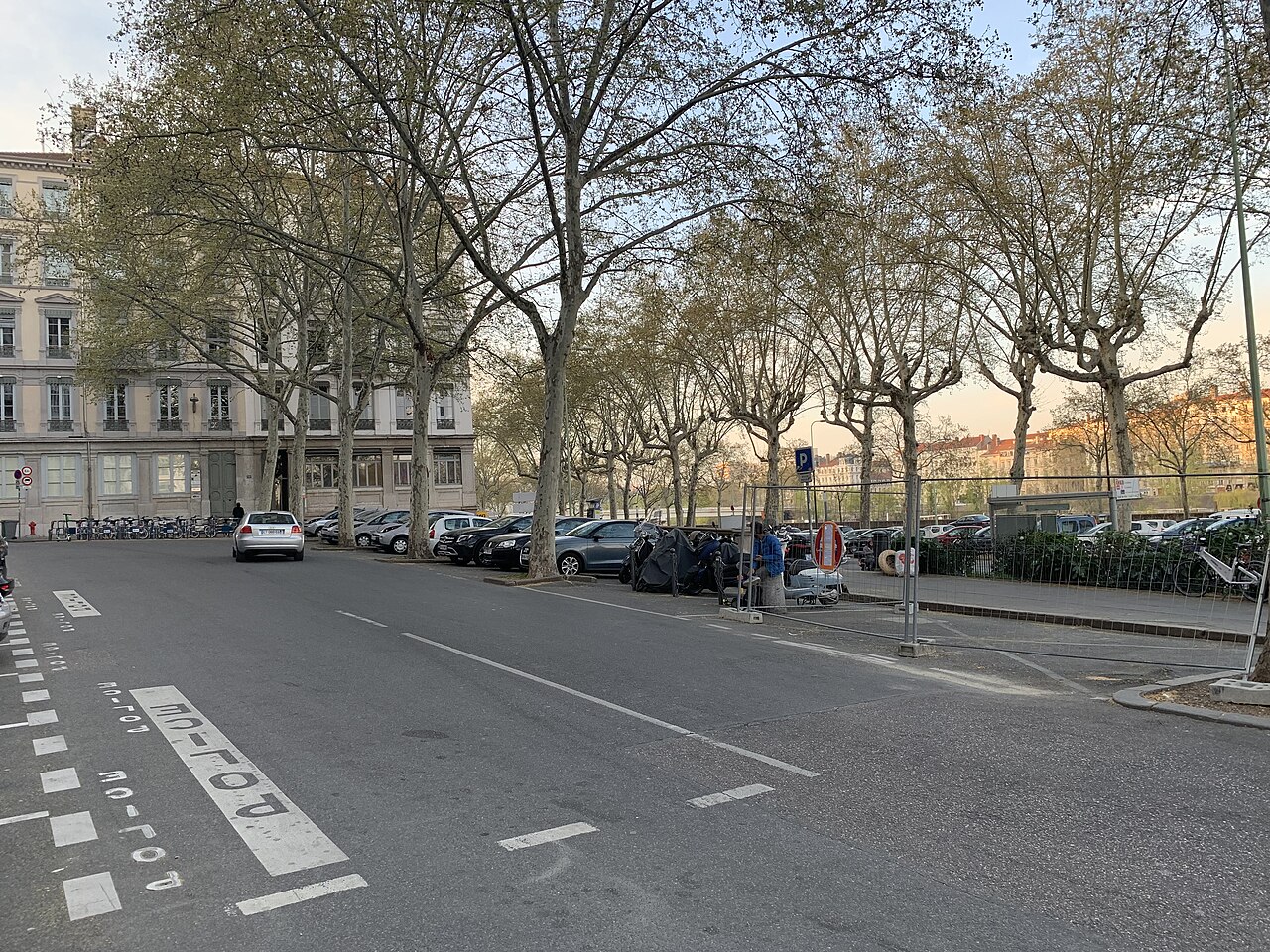 Vue de la place Tolozan à Lyon, photo de contexte. Le CIDFF Rhône-Arc Alpin accueille le public au numéro 18.