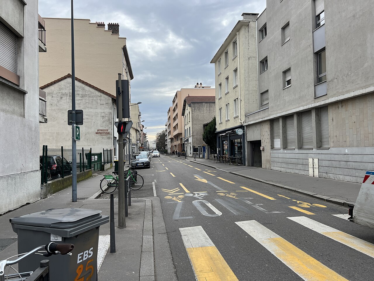 Vue de la rue Racine à Villeurbanne, photo de contexte. La Maison de justice et du droit se trouve au numéro 52.